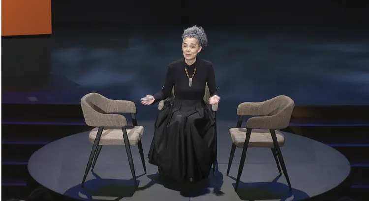 賴佩霞示範空椅對話。大愛電視台提供