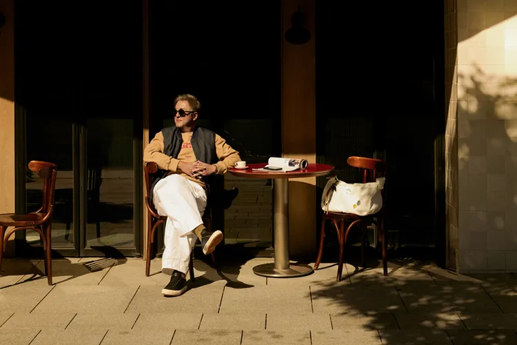 王偉忠在圓領上衣外疊搭背心。品牌提供