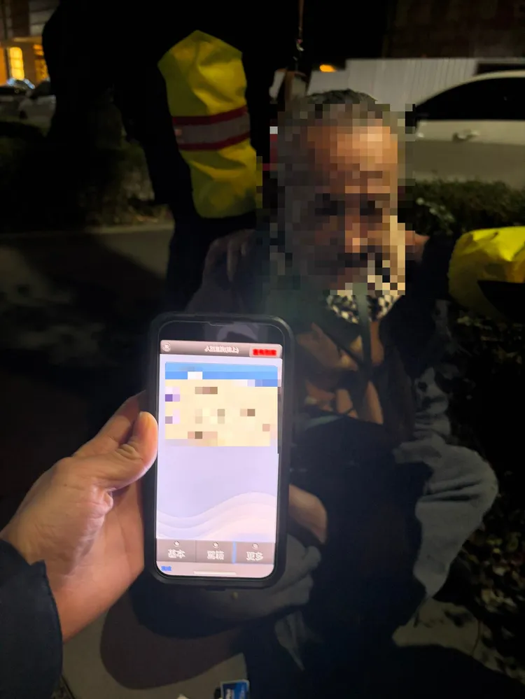 氣溫驟降！蔡男渾身酒味倒臥路旁，民眾協助報警送醫。翻攝畫面