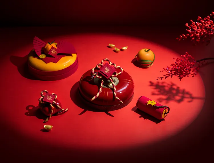 台北文華東方酒店西點廚藝團隊以創意巧思精心打造，將繽紛的年節元素結合時令風味，於「文華餅房」推出多樣新年甜蜜獻禮。台北文華東方酒店提供