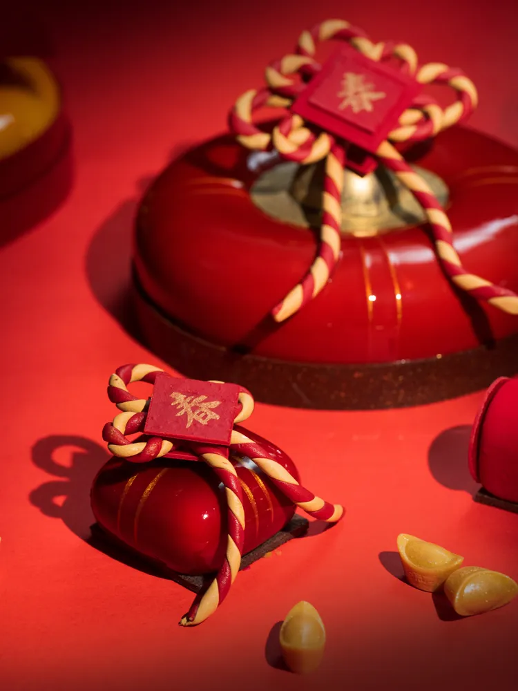 台北文華東方酒店「文華餅房」推出新春限定大、小蛋糕「春結」。台北文華東方酒店提供