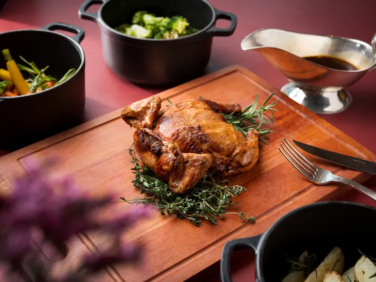 台北文華東方酒店「Bencotto」義大利餐廳推出新春限定美饌「爐烤松露春雞佐檸檬雞汁」3280元+10%，建議3至4人共享。台北文華東方酒店提供