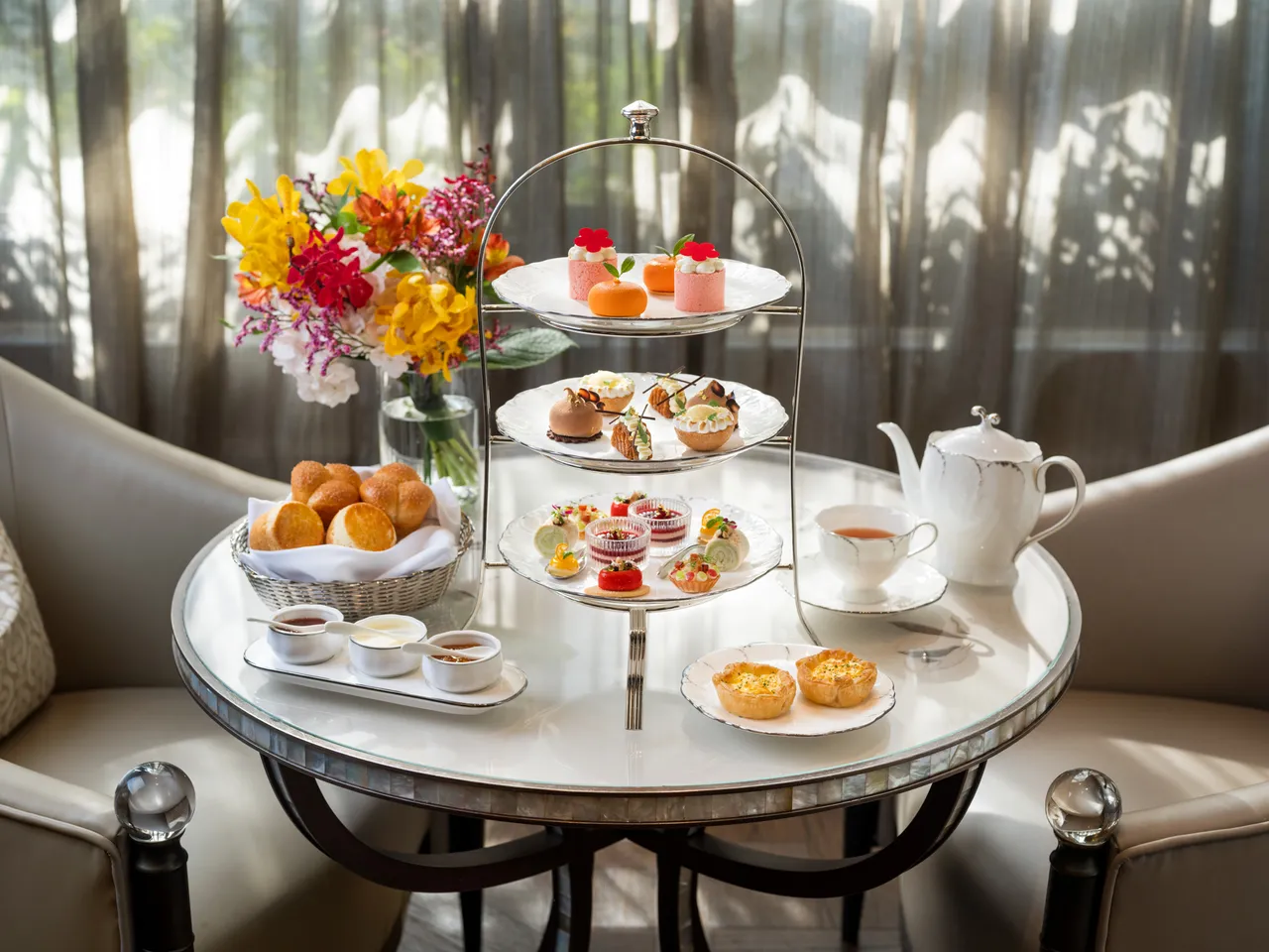 深受名媛貴婦推崇的「青隅」於即日起至3/15推出「綻然初醒」冬季午茶饗宴，細品冬日暖陽與新歲初綻的芬芳氣息。台北文華東方酒店提供