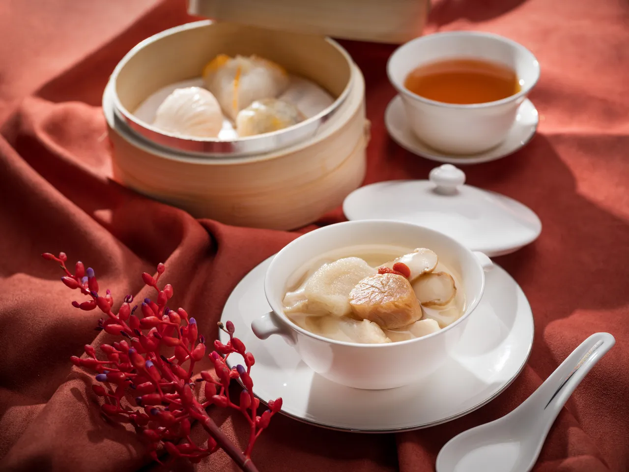 台北文華東方酒店「雅閣」中餐廳「花開富貴賀年套餐」中、「歡喜慶團圓」筍尖鮮蝦餃．松露蛋白蟹肉餃．羊肚菌竹笙水晶球、「財源滾滾進」松茸竹笙燉瑤柱。台北文華東方酒店提供