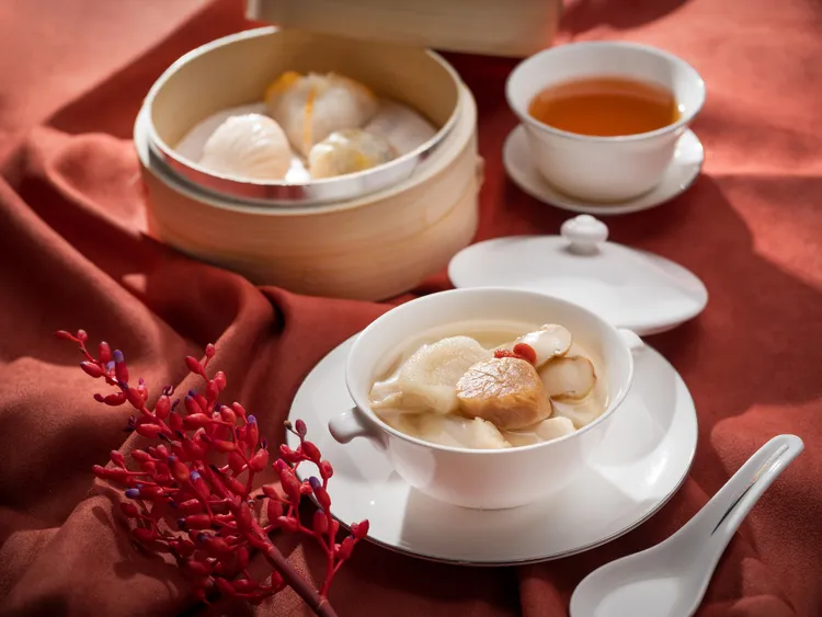 台北文華東方酒店「雅閣」中餐廳「花開富貴賀年套餐」中、「歡喜慶團圓」筍尖鮮蝦餃．松露蛋白蟹肉餃．羊肚菌竹笙水晶球、「財源滾滾進」松茸竹笙燉瑤柱。台北文華東方酒店提供