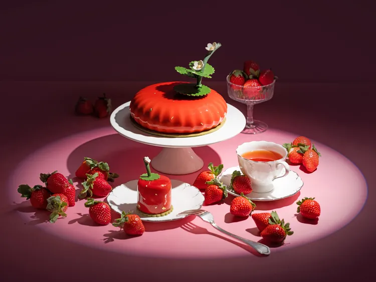 台北文華東方酒店「文華餅房」推出新春限定草莓大、小蛋糕「莓果時光」。台北文華東方酒店提供