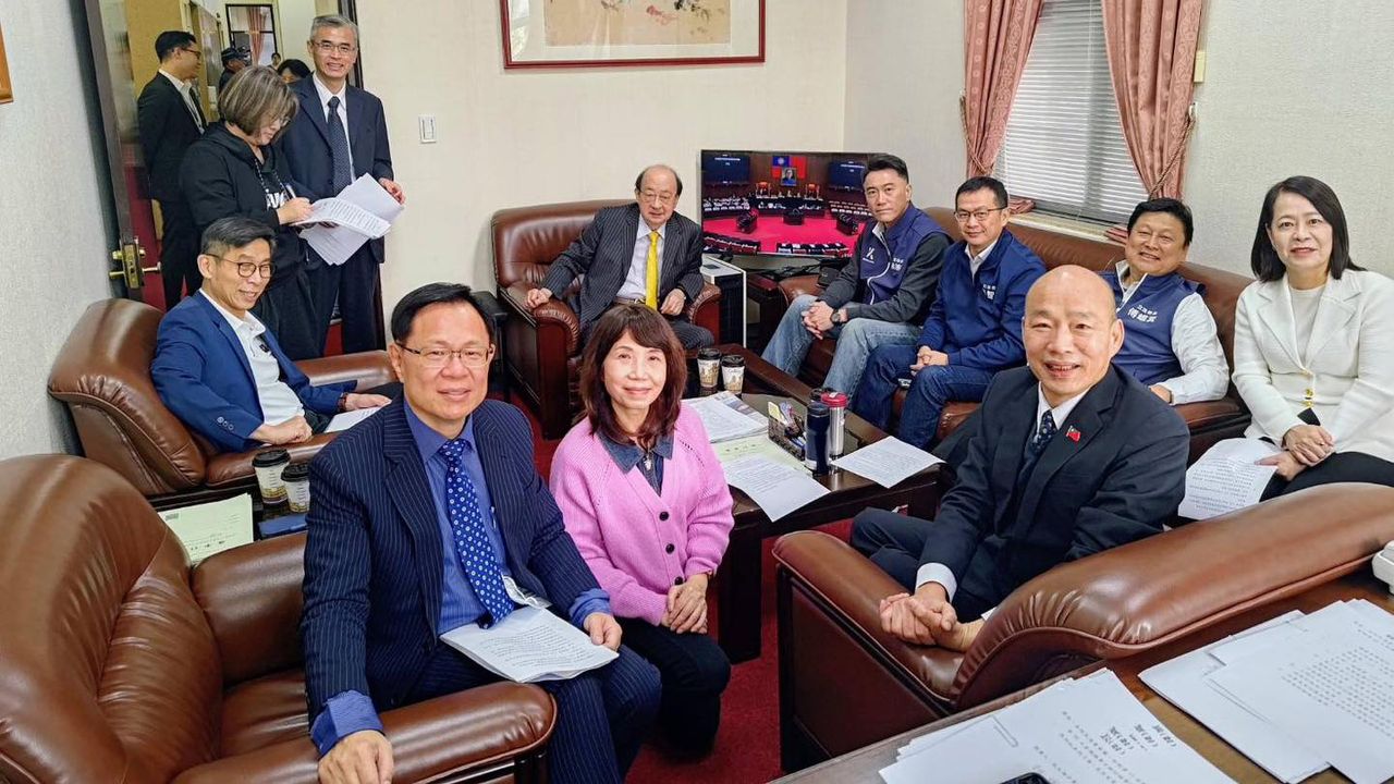 張啟楷po黨團協商畢業照 藍綠白三長不見「他」身影