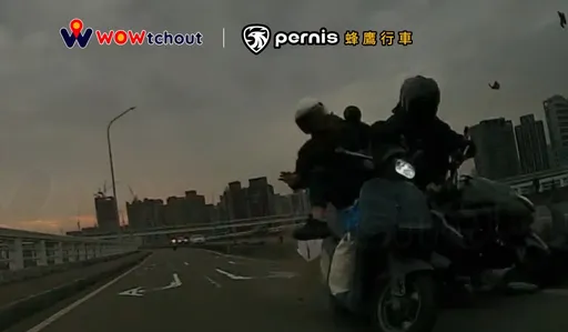 三重婦重新橋遭後車追撞慘摔「安全帽噴飛」　頭頸重創骨折送醫不治　