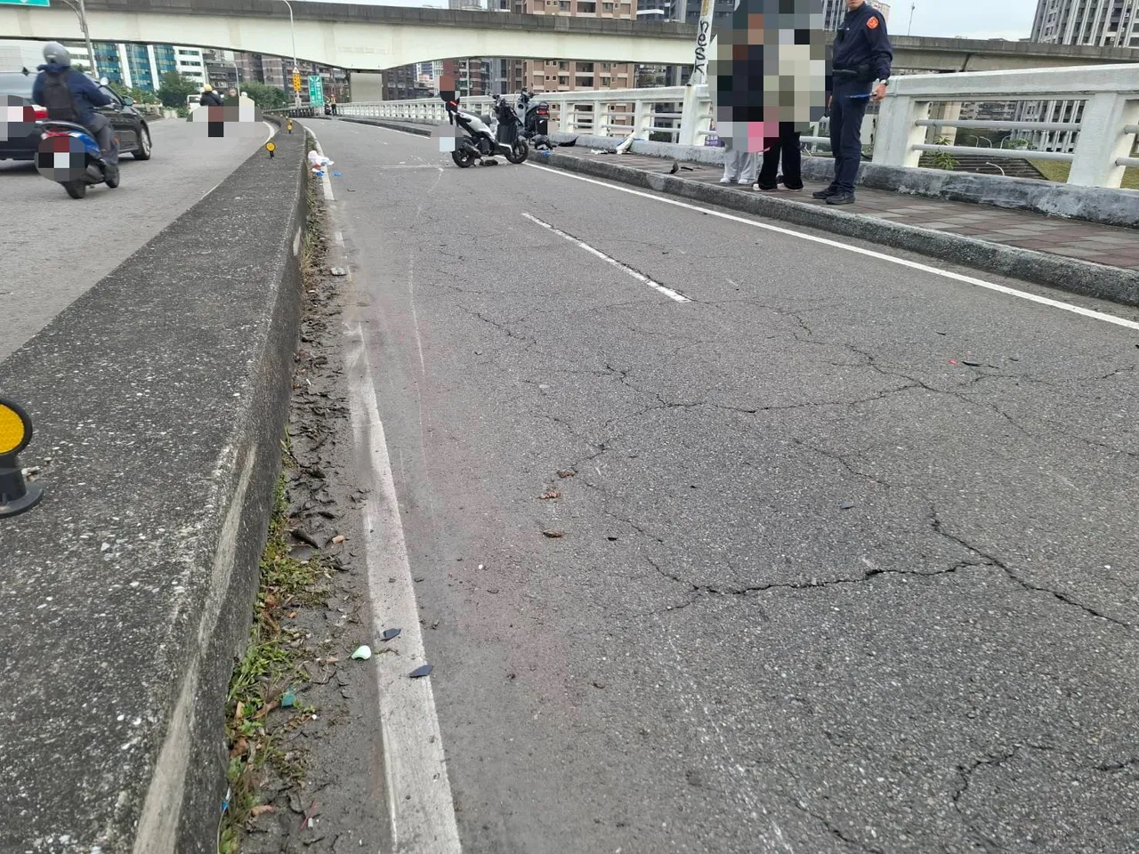 許婦遭後方車輛追撞，當場重摔傷及頭部與頸部死亡。翻攝畫面