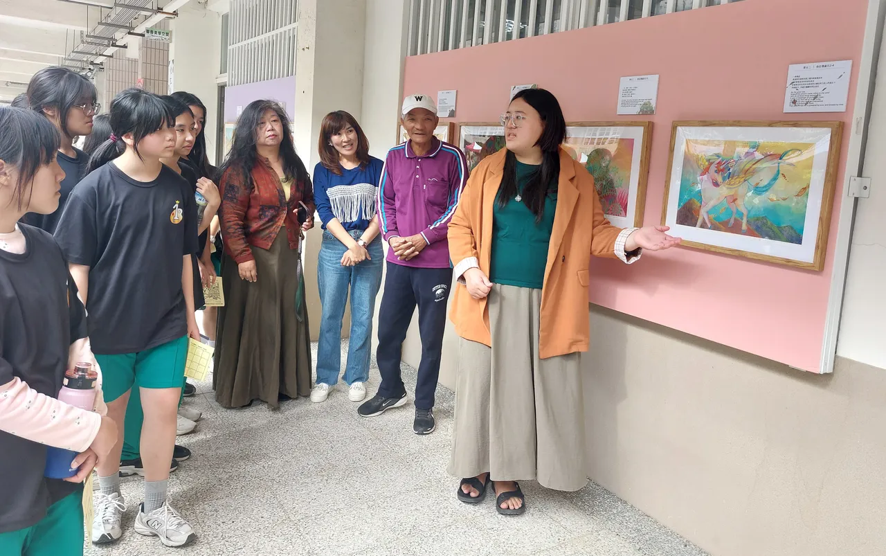 藝術家李心瑗將《種土》的精神，化為20幅大型畫作。凃建豐攝