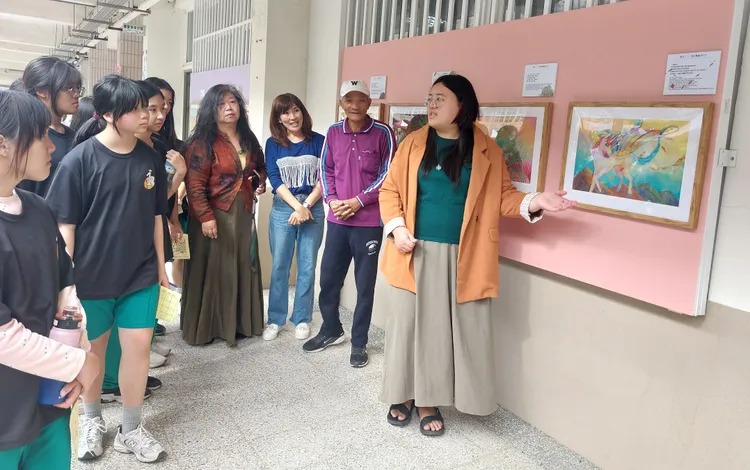 藝術家李心瑗將《種土》的精神，化為20幅大型畫作。凃建豐攝