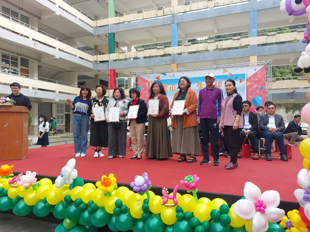 壽山國中致贈感謝狀給協助捐贈畫作相關人士。凃建豐攝