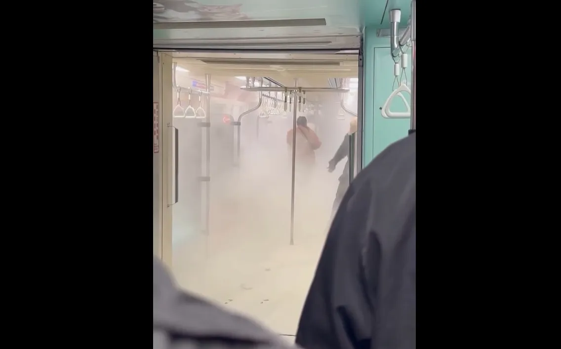因旅客使用滅火機，導致車廂內煙霧較大。翻攝自1anu7_11