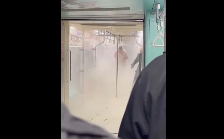 因旅客使用滅火機，導致車廂內煙霧較大。翻攝自1anu7_11