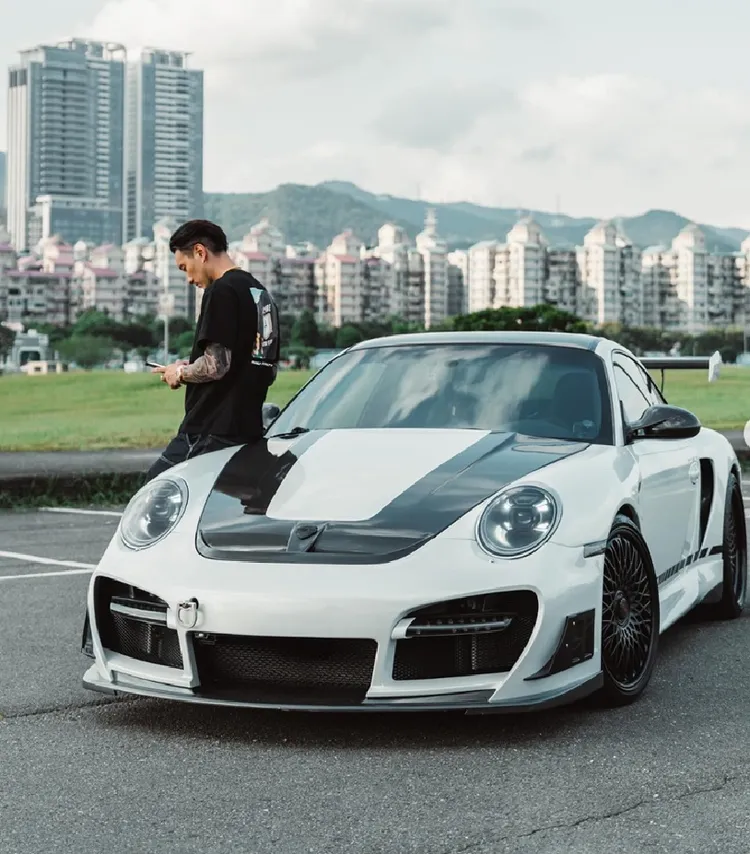 王陽明日前在IG曝光該車禍車款997.2 Turbo RS。翻攝自王陽明IG