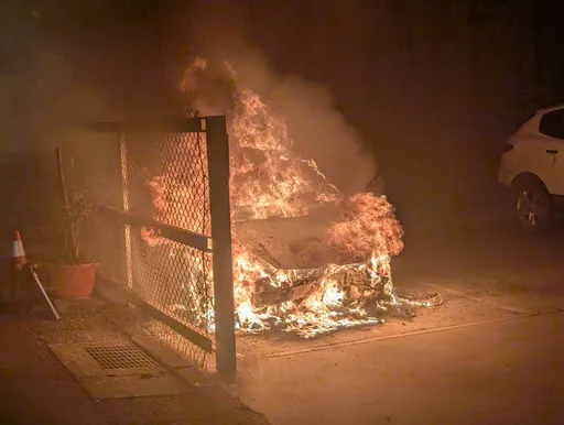 中壢西園路停車場火燒車　小客車變火球全面燃燒