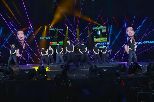 銀赫吐槽「應援錯很多」被SJ噓爆！東海不忘水舞笑喊：期待明天