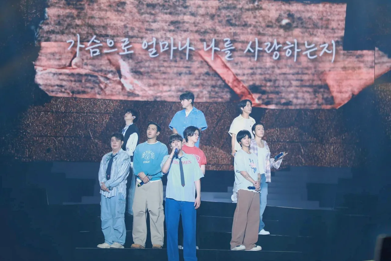 SJ向來很喜歡台灣粉絲的應援，銀赫（後排左）笑虧布條錯很多，被隊友狂噓。讀者提供