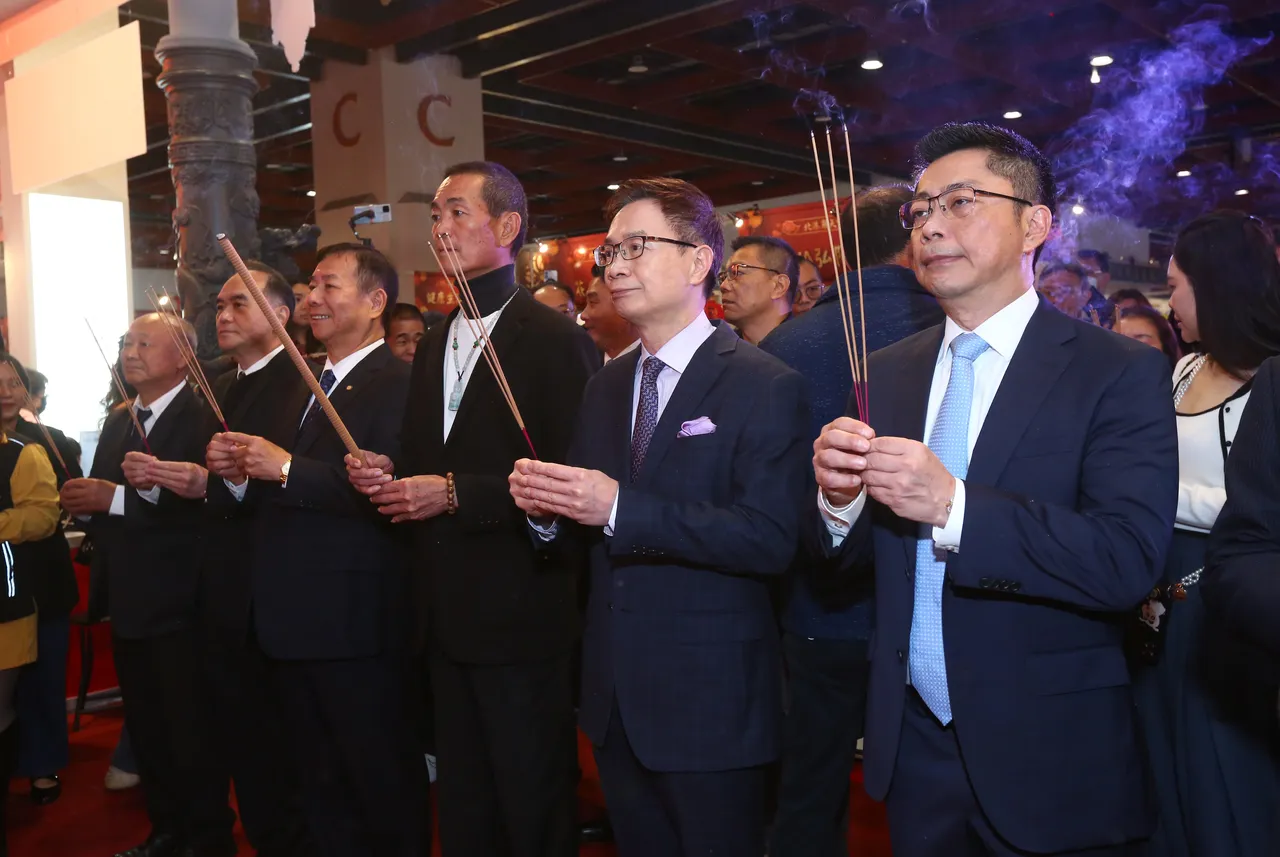 2026世貿年貨大展主要參與團隊長官、現場工作團隊等合十參拜，恭迎北港媽祖駐駕。右2為外貿協會董事長黃志芳、右3為北港朝天宮董事長蔡咏鍀。貿協提供