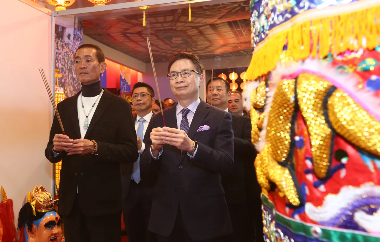 外貿協會董事長黃志芳(右)及北港朝天宮董事長蔡咏鍀(左)擔任媽祖安座儀式主祭官。貿協提供