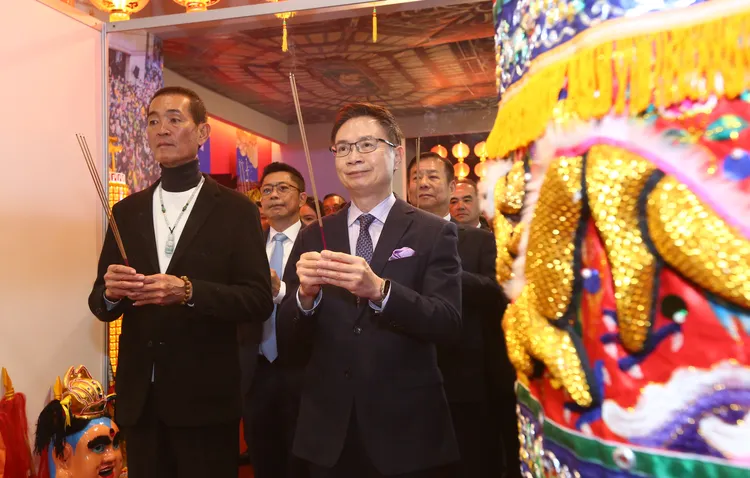 外貿協會董事長黃志芳(右)及北港朝天宮董事長蔡咏鍀(左)擔任媽祖安座儀式主祭官。貿協提供