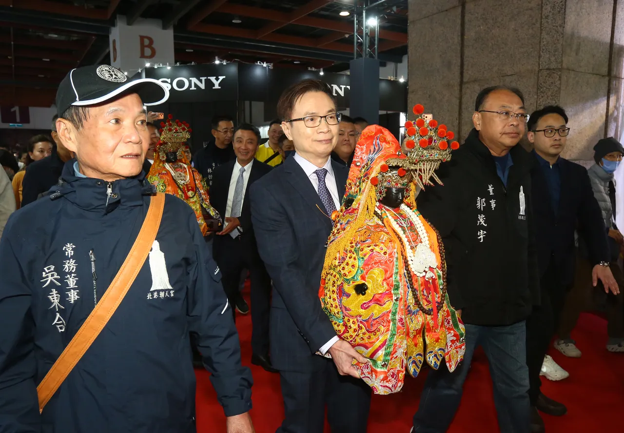 2026世貿年貨大展由外貿協會董事長黃志芳（左2捧神像者），恭迎北港朝天宮媽祖聖駕，保佑展覽平安順利。貿協提供