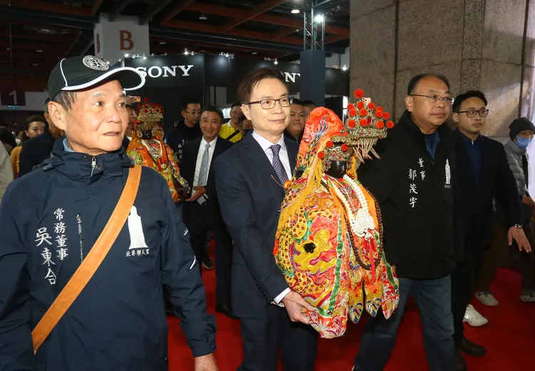 2026世貿年貨大展由外貿協會董事長黃志芳（左2捧神像者），恭迎北港朝天宮媽祖聖駕，保佑展覽平安順利。貿協提供