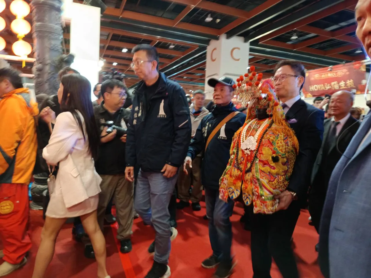2026世貿年貨大展由外貿協會董事長黃志芳（右2捧神像者），恭迎北港朝天宮媽祖聖駕，保佑展覽平安順利。許麗珍攝