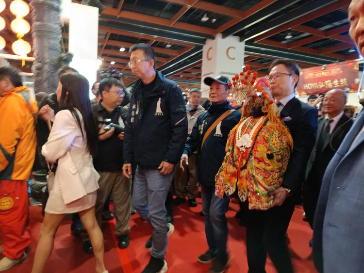 2026世貿年貨大展由外貿協會董事長黃志芳（右2捧神像者），恭迎北港朝天宮媽祖聖駕，保佑展覽平安順利。許麗珍攝