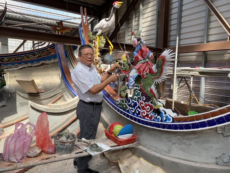 鄭盛宏參與蘆洲保和宮維修。文化部提供