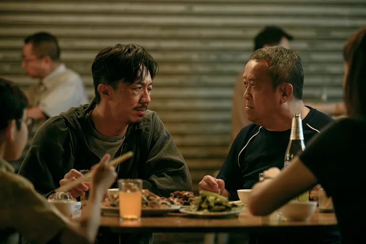 張繼聰（左）和曾志偉合作《金童》。華映提供