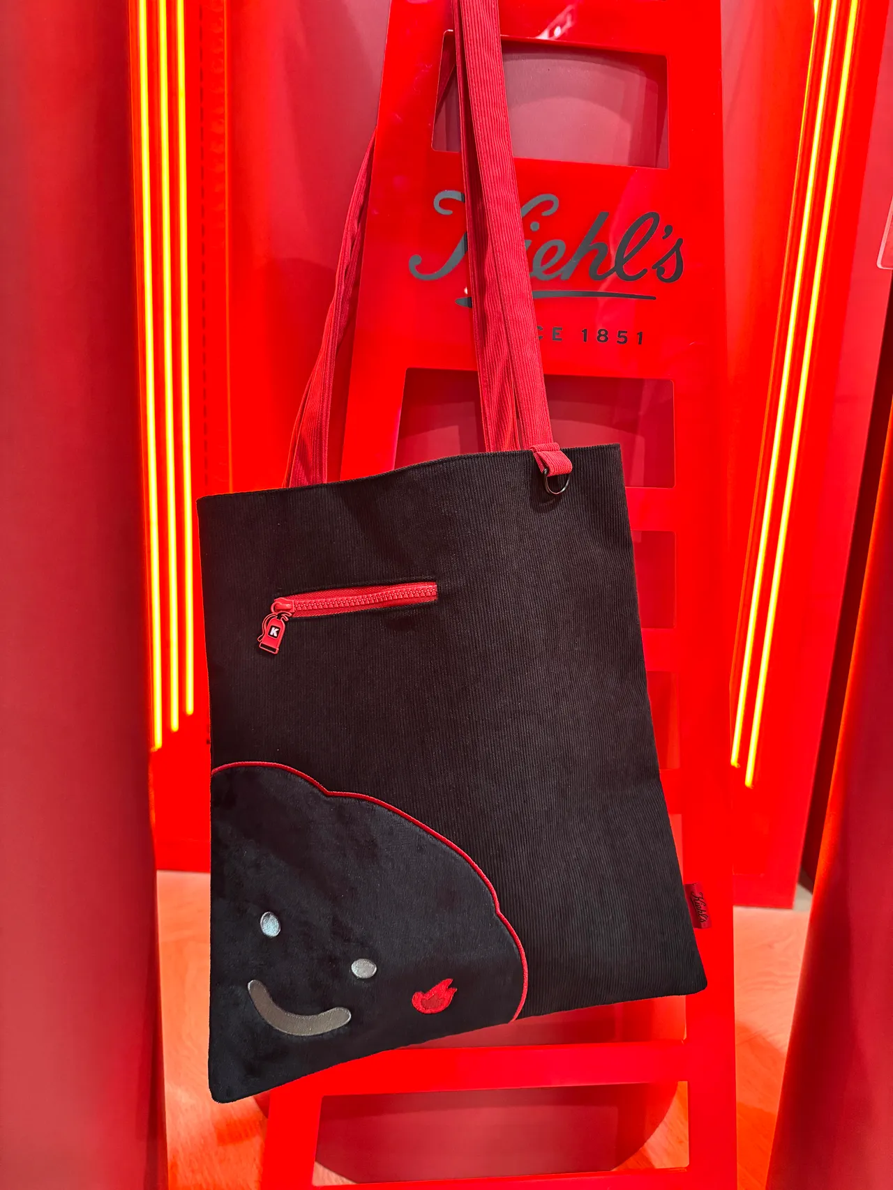 聯名燈芯絨托特包。張家玲攝