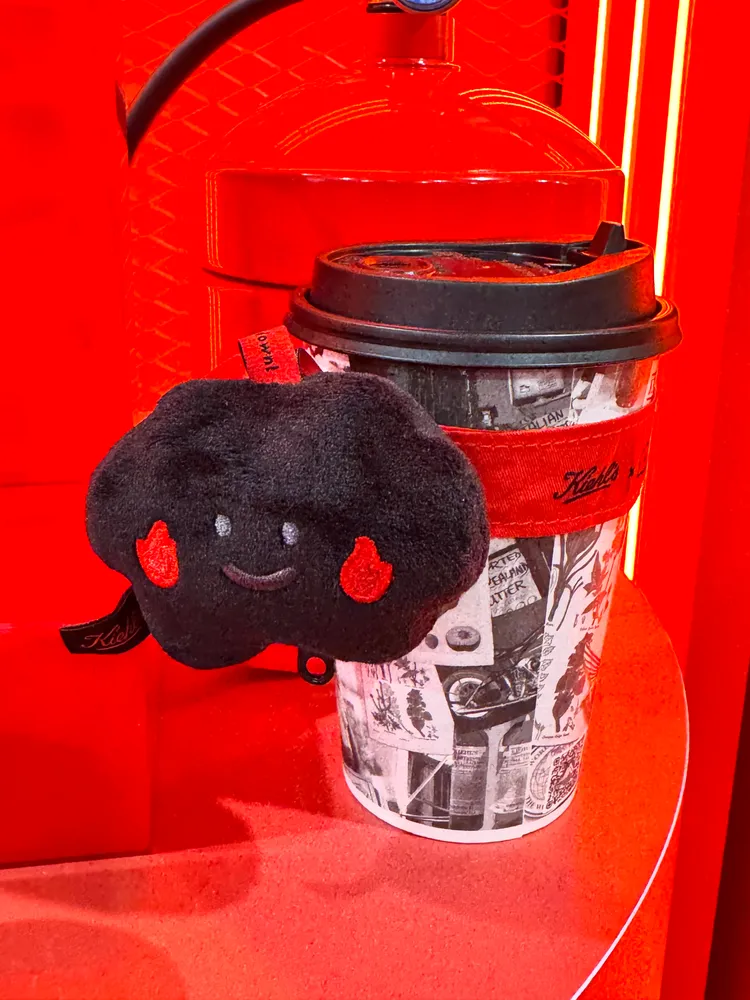Kiehl's與方坊Square Studio聯名的娃娃飲料提袋。張家玲攝