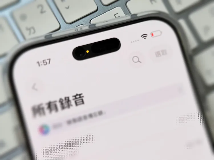 當iPhone的麥克風或相機正在被App使用時，畫面上方會出現橘色或綠色「錄製指示燈」，即時提醒使用者裝置正在進行錄音或拍攝。趙筱文攝