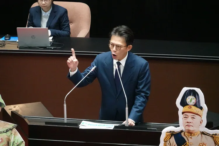 「賴清德總統被彈劾案」審查會，藍白擺出賴清德與袁世凱合成的人形立牌。民眾黨團總召黃國昌，莊宗達攝