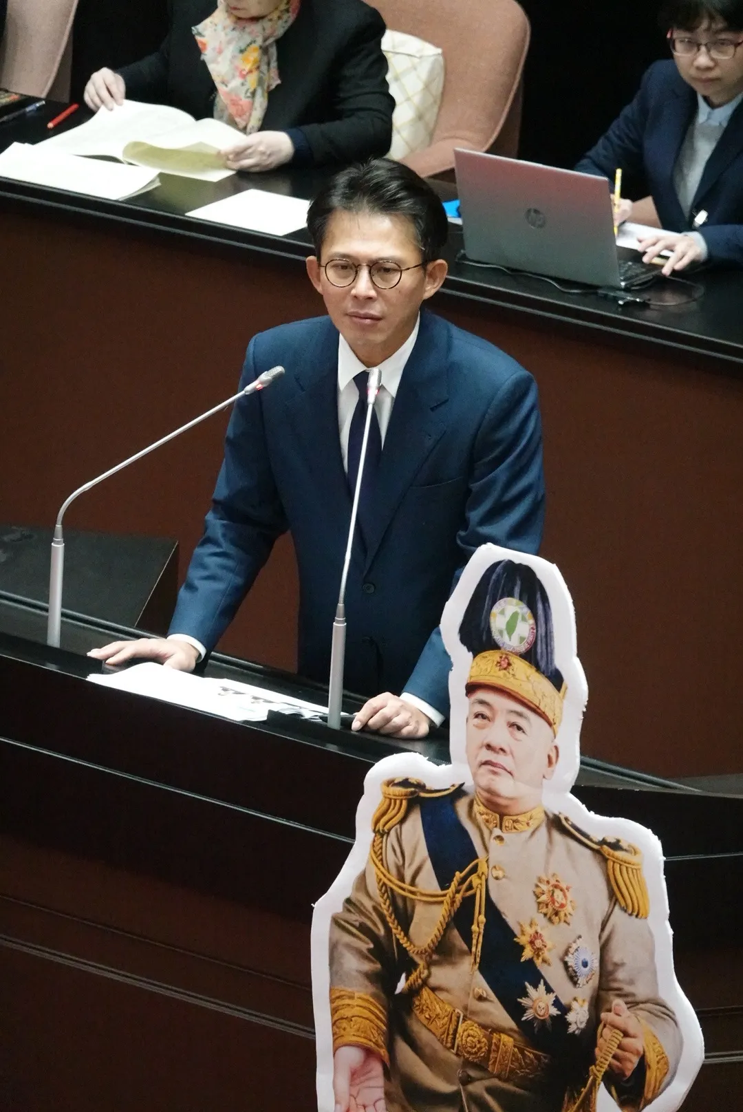 「賴清德總統被彈劾案」審查會，藍白擺出賴清德與袁世凱合成的人形立牌。民眾黨團總召黃國昌，莊宗達攝