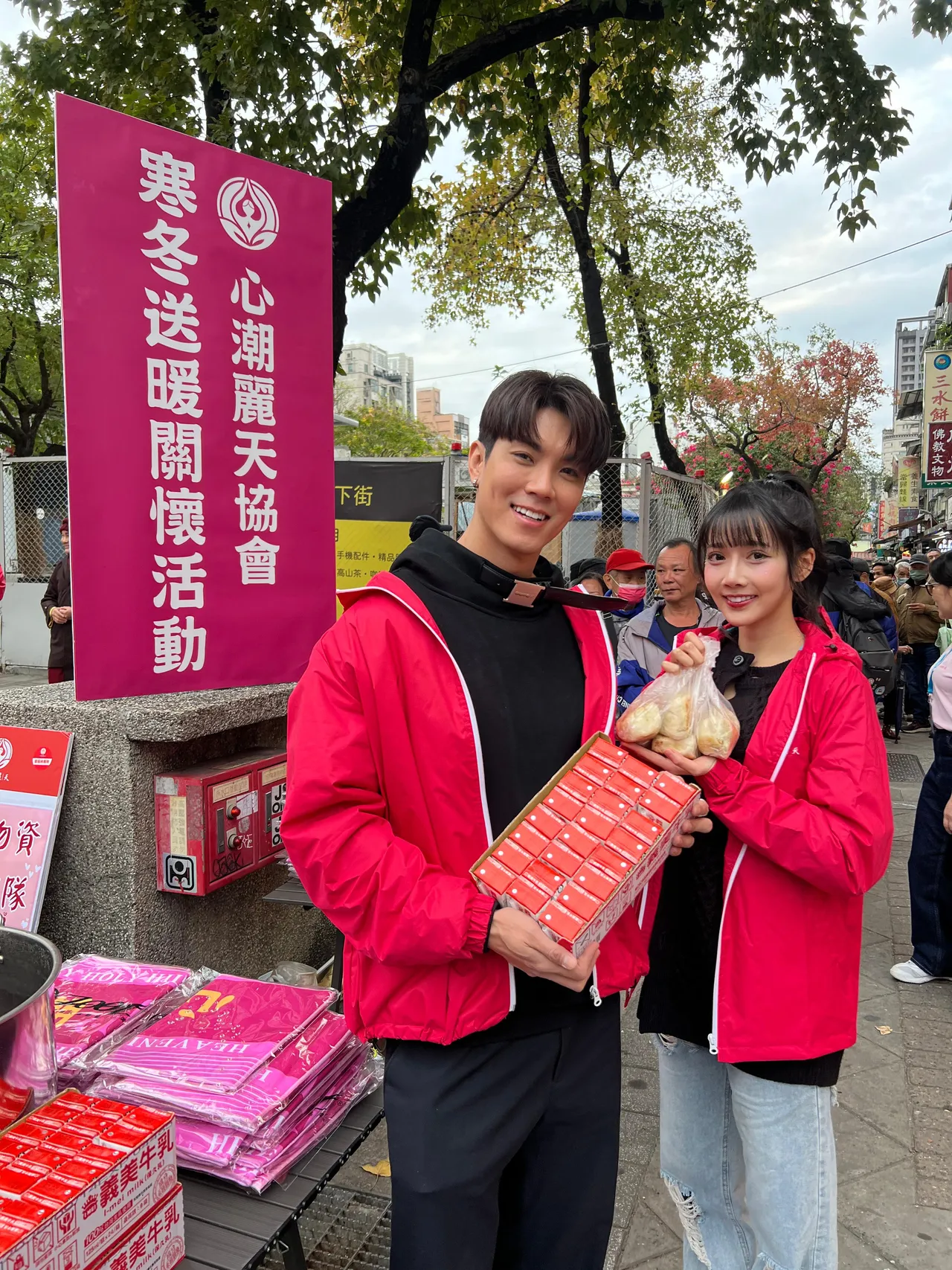 啦啦队女神衣宸（右） 2026 专注演员之路 。心潮丽天协会提供