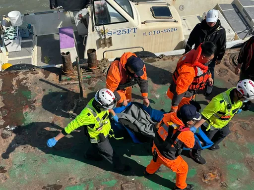 南寮漁港遊艇翻覆！一人落海　漁民、警消合力救援挽回一命