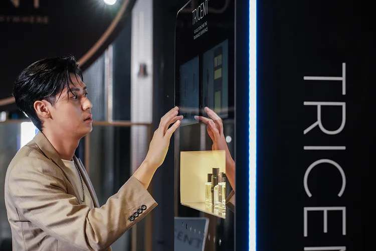 李玉璽親自體驗TRICENT香氛互動體驗機。品牌提供