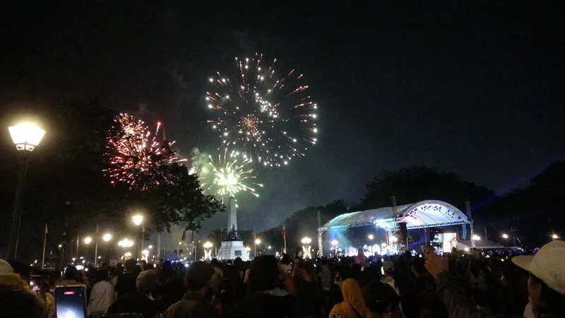 数以万计的民众于12月31日晚间涌进马尼拉市地标黎萨公园，看烟火跨年。 中央社
