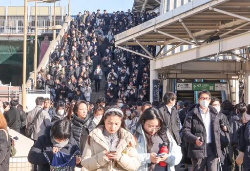 通勤大亂！東京山手線突停駛　「乘客下車走軌道」畫面曝