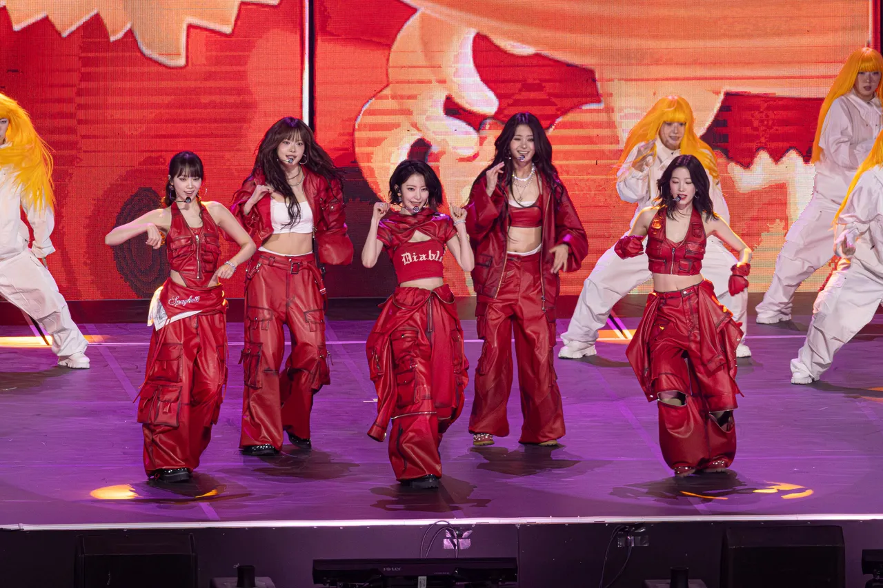 LE SSERAFIM表演时，Sakura（中）骑脚踏车。读者提供