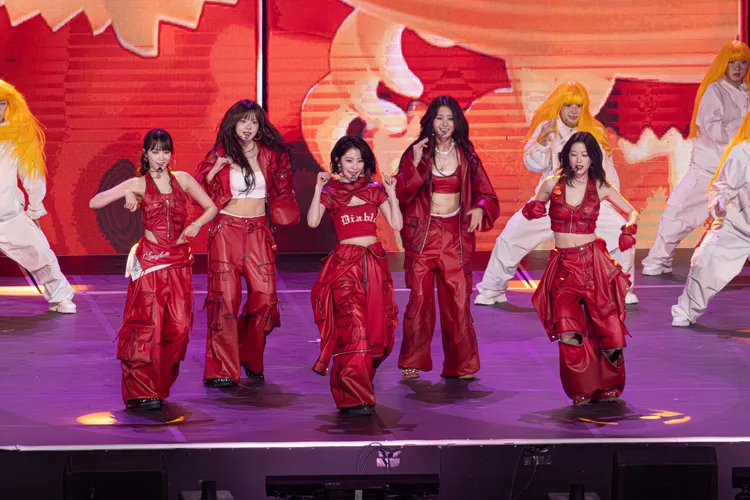 LE SSERAFIM表演時，Sakura（中）騎腳踏車。讀者提供