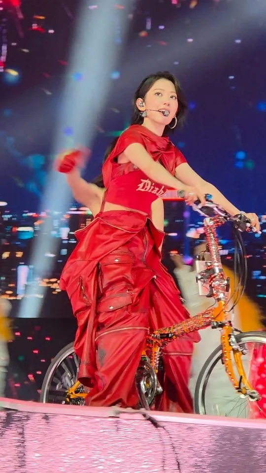 Sakura把脚踏车骑上台。翻摄金唱片IG