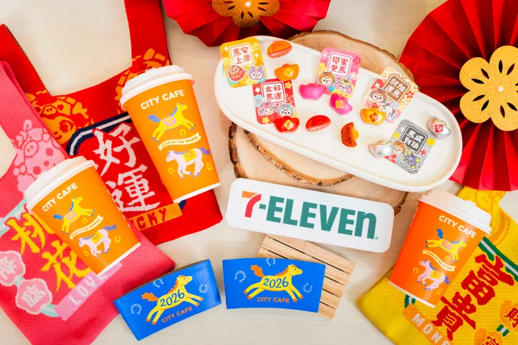期間購買「蕉財進寶香蕉風味拿鐵」任1杯送「馬上開運元寶印章筊」1個。7-ELEVEN提供