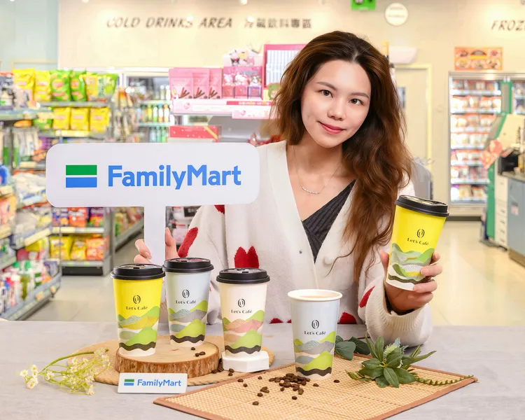 Let’s Café即日起於全台門市出全新「阿里山極選綜合咖啡」。全家提供