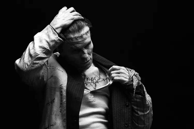 克里斯汀貝爾化身文學史上最著名怪物——科學怪人。華納兄弟提供