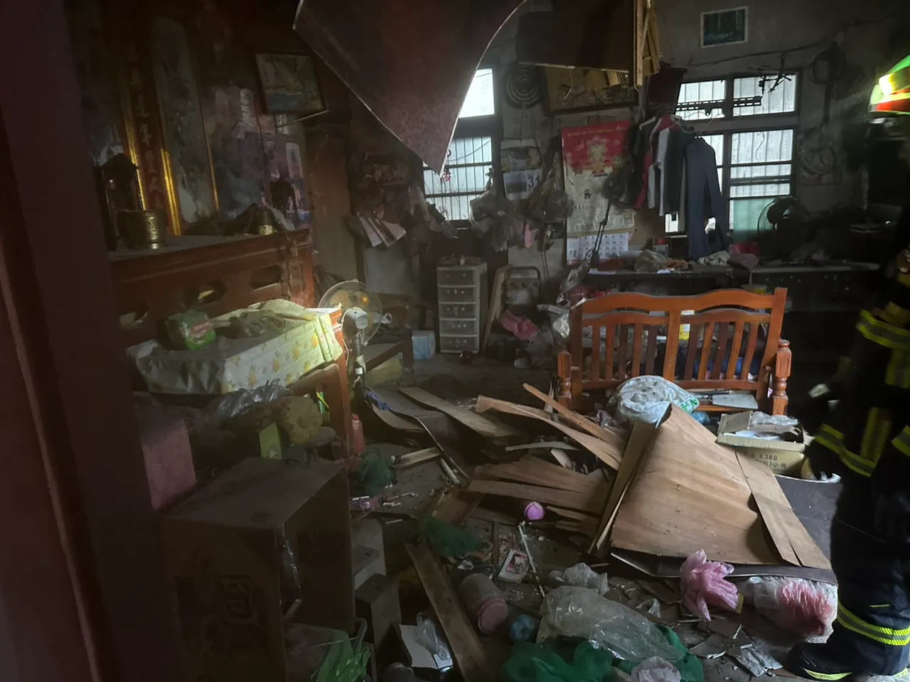 屋內因氣爆一片凌亂，現場1名70歲男子頭手27%一度燒燙傷，意識不清送醫。民眾提供