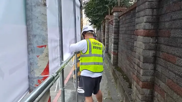 建管處派員拆除。建管處提供