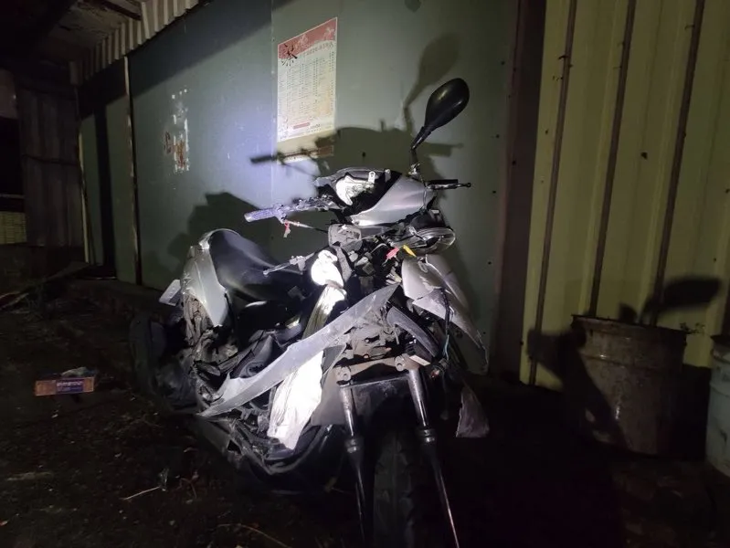 外籍移工、28歲阮姓男子騎機車自撞電桿，機車幾乎解體，阮男送醫宣告不治。民眾提供